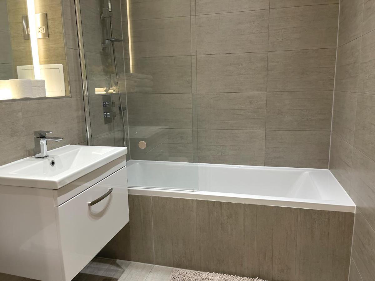 Lovely 2 Double Bedroom Flat With Free Parking - At The Atrium Mk Milton Keynes Esterno foto