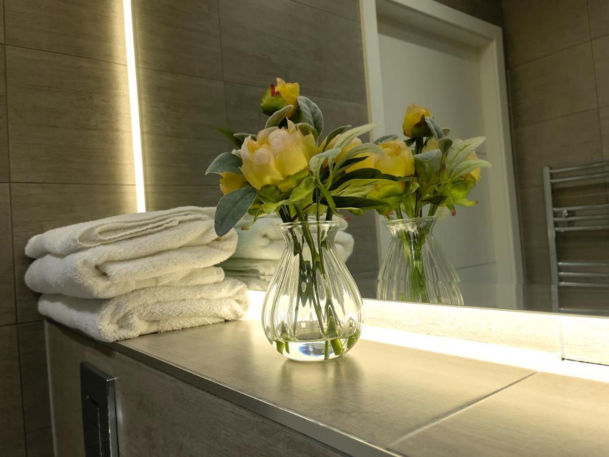 Lovely 2 Double Bedroom Flat With Free Parking - At The Atrium Mk Milton Keynes Esterno foto